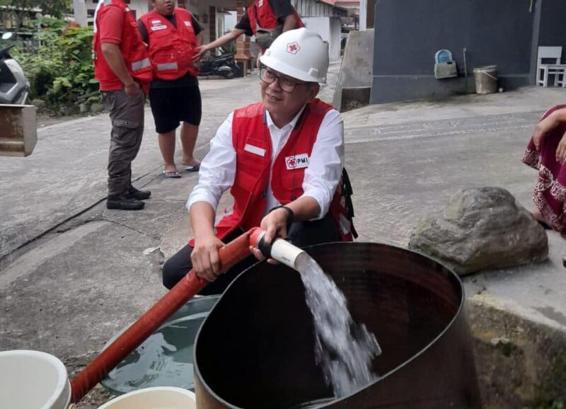 Pendistribusian air bersih untuk warga terdampak banjir lahar dingin di Padang Panjang, Sabtu (18/5/2024). (Foto: Kominfo Padang Panjang)