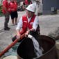 Pendistribusian air bersih untuk warga terdampak banjir lahar dingin di Padang Panjang, Sabtu (18/5/2024). (Foto: Kominfo Padang Panjang)