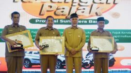 Pj Wako Padang Panjang Sonny Budaya Putra menerima penghargaan sebagai Daerah Terbaik II Kepatuhan Pembayaran Pajak Kendaraan Bermotor Provinsi Sumbar Tahun 2023, Selasa (30/4/2024). (Foto: Diskominfo Padang Panjang)