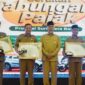 Pj Wako Padang Panjang Sonny Budaya Putra menerima penghargaan sebagai Daerah Terbaik II Kepatuhan Pembayaran Pajak Kendaraan Bermotor Provinsi Sumbar Tahun 2023, Selasa (30/4/2024). (Foto: Diskominfo Padang Panjang)