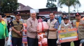 Penyerahan bantuan dari Bupati Pasbar Hamsuardi kepada Pj Wako Sonny Budaya Putra. (Foto: Kominfo Padang Panjang)