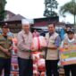 Penyerahan bantuan dari Bupati Pasbar Hamsuardi kepada Pj Wako Sonny Budaya Putra. (Foto: Kominfo Padang Panjang)
