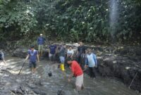 Warga Sigando bergotong royong membersihkan sisa-sisa material dan lumpur yang masih menumpuk di berbagai lokasi terdampak, Kamis (23/5/2024). (Foto: Kominfo Padang Panjang)