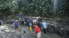 Warga Sigando bergotong royong membersihkan sisa-sisa material dan lumpur yang masih menumpuk di berbagai lokasi terdampak, Kamis (23/5/2024). (Foto: Kominfo Padang Panjang)
