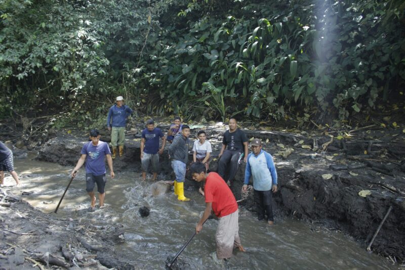 Warga Sigando bergotong royong membersihkan sisa-sisa material dan lumpur yang masih menumpuk di berbagai lokasi terdampak, Kamis (23/5/2024). (Foto: Kominfo Padang Panjang)