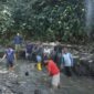 Warga Sigando bergotong royong membersihkan sisa-sisa material dan lumpur yang masih menumpuk di berbagai lokasi terdampak, Kamis (23/5/2024). (Foto: Kominfo Padang Panjang)