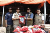 Pemko Pekanbaru menyerahkan bantuan untuk korban bencana banjir bandang di Kota Padang Panjang di Posko Utama, Kamis (23/5/2024). (Foto: Kominfo Padang Panjang)