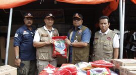 Pemko Pekanbaru menyerahkan bantuan untuk korban bencana banjir bandang di Kota Padang Panjang di Posko Utama, Kamis (23/5/2024). (Foto: Kominfo Padang Panjang)