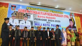Wali Kota Padang Hendri Septa Dt. Alam Batuah mengukuhkan Pengurus Forum Pembauran Kebangsaan (FKP) 2024-2029 di Palanta Rumah Dinas, Kamis (9/5/2024). (FOTO: Prokopim Padang)