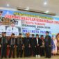 Wali Kota Padang Hendri Septa Dt. Alam Batuah mengukuhkan Pengurus Forum Pembauran Kebangsaan (FKP) 2024-2029 di Palanta Rumah Dinas, Kamis (9/5/2024). (FOTO: Prokopim Padang)