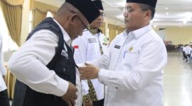 Kakanwil Kemenag Sumbar Mahyudin melepas PPIH Arab Saudi dan Non-Kloter, Senin (6/5/2024). (Foto: Kemenang Sumbar)