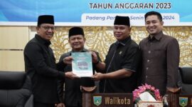Pj Wako Sonny menyampaikan Nota Penjelasan Wali Kota atas LKPj 2023, Senin (6/5/2024). (Foto: Diskominfo Padang Panjang)