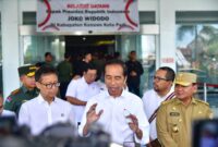 Presiden Jokowi memberikan keterangan pers di BLUD Rumah Sakit Konawe di Kabupaten Konawe, Sulawesi Tenggara pada Selasa (14/05/2024). (Foto: BPMI Setpres/Vico)