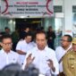 Presiden Jokowi memberikan keterangan pers di BLUD Rumah Sakit Konawe di Kabupaten Konawe, Sulawesi Tenggara pada Selasa (14/05/2024). (Foto: BPMI Setpres/Vico)