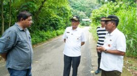 Wali Kota Padang Hendri Septa meninjau jalan rusak di jalan utama Pantai Air Manis, Rabu (8/4/2024). (Foto: Prokopim Padang)