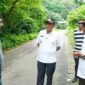 Wali Kota Padang Hendri Septa meninjau jalan rusak di jalan utama Pantai Air Manis, Rabu (8/4/2024). (Foto: Prokopim Padang)