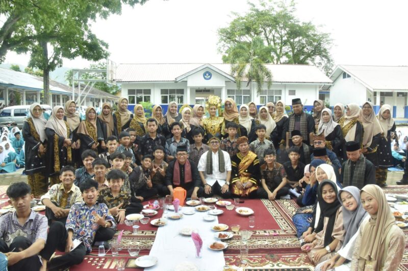 Wali Kota Padang Hendri Septa menghadiri Mulok Keminangkabauan di SMPN 28 Padang, Selasa (7/5/2024). (Foto: Prokopim Padang)