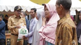 Bupati Khairunas menyerahkan Bantuan Pangan Cadangan Beras Pemerintah periode kedua kepada warga di kantor Camat SBJ, Selasa (28/5/2024). (Foto: Humas Pemkab Solsel)