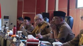 Pj Wako Padang Andree Algamar saat rapat staf bulan, Senin (27/5/2024). (Foto: Diskominfo Padang)