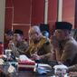 Pj Wako Padang Andree Algamar saat rapat staf bulan, Senin (27/5/2024). (Foto: Diskominfo Padang)