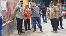 Pj Wako Padang Andree Algamar meninjau perbaikan jalan menuju SMAN 3 Padang, Kamis (30/5/2024). (Foto: Prokopim Padang)