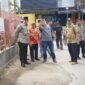 Pj Wako Padang Andree Algamar meninjau perbaikan jalan menuju SMAN 3 Padang, Kamis (30/5/2024). (Foto: Prokopim Padang)