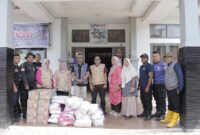 Pendistribusian bantuan ke Posko Siaga Bencana di Kantor Lurah Silaing Bawah, Sabtu (18/5/2024). (Foto: Kominfo Padang Panjang)