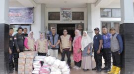 Pendistribusian bantuan ke Posko Siaga Bencana di Kantor Lurah Silaing Bawah, Sabtu (18/5/2024). (Foto: Kominfo Padang Panjang)