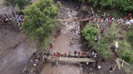 Bupati Eka Putra memantau pembangunan jembatan darurat yang menghubungkan Nagari Sawah Tangah dengan Nagari Sungai Jambu, Selasa (14/5/2024). (Foto: Prokopim Tanah Datar)