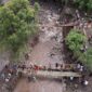 Bupati Eka Putra memantau pembangunan jembatan darurat yang menghubungkan Nagari Sawah Tangah dengan Nagari Sungai Jambu, Selasa (14/5/2024). (Foto: Prokopim Tanah Datar)