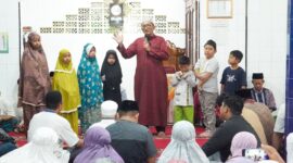 Wali Kota Padang Hendri Septa Dt. Alam Batuah saat Subuh Mubarakah di Musala Mukhlisin, Kelurahan Cengkeh Nan XX, Kecamatan Lubuk Begalung, Kamis (9/8/2024). (Foto: Prokopim Padang)