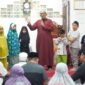 Wali Kota Padang Hendri Septa Dt. Alam Batuah saat Subuh Mubarakah di Musala Mukhlisin, Kelurahan Cengkeh Nan XX, Kecamatan Lubuk Begalung, Kamis (9/8/2024). (Foto: Prokopim Padang)
