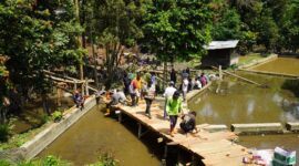 Warga Tanjung bersama aparat gabungan bahu membahu membangun jembatan darurat di wilayah mereka, Sabtu (18/5/2024). (Foto: Kominfo Padang Panjang)