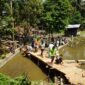 Warga Tanjung bersama aparat gabungan bahu membahu membangun jembatan darurat di wilayah mereka, Sabtu (18/5/2024). (Foto: Kominfo Padang Panjang)