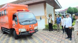 Wali Kota Padang Hendri Septa melepas pengiriman bantuan untuk korban banjir di Sumbar, Minggu (12/5/2024). (Foto: Prokopim Padang)
