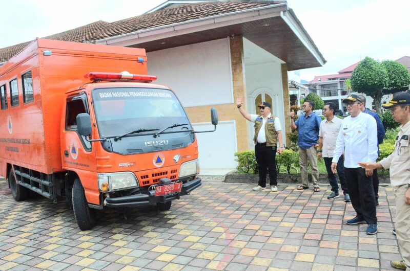Wali Kota Padang Hendri Septa melepas pengiriman bantuan untuk korban banjir di Sumbar, Minggu (12/5/2024). (Foto: Prokopim Padang)