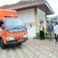 Wali Kota Padang Hendri Septa melepas pengiriman bantuan untuk korban banjir di Sumbar, Minggu (12/5/2024). (Foto: Prokopim Padang)