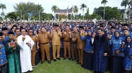 Gubernur Sumbar Mahyeldi bersama PPPK Formasi 2023 usai dilantik, Selasa (28/5/2024).