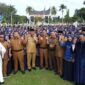 Gubernur Sumbar Mahyeldi bersama PPPK Formasi 2023 usai dilantik, Selasa (28/5/2024).