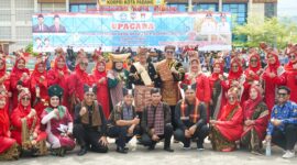 Wali Kota Padang Hendri Septa foto bersama usai Upacara Peringatan Hardiknas dan Hari Otda ke-28, di Galanggang Balaikota Padang Aie Pacah, Kamis (2/5/2024). (Foto: Prokopim Padang)