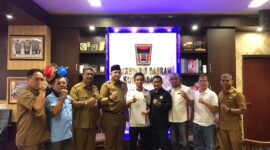 Pj Wako Padang Andree Algamar melepas M Iqbal, atlet pencak silat menuju ajang bergengsi, Asean School Game 2024. (Foto: Prokopim Padang)