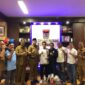 Pj Wako Padang Andree Algamar melepas M Iqbal, atlet pencak silat menuju ajang bergengsi, Asean School Game 2024. (Foto: Prokopim Padang)