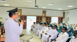 Camat Lubuk Begalung Andi Amir memberi sambutan pada kegiatan pelantikan 6 Ketua TP PKK Kelurahan se-Kecamatan Lubuk Bagalung, di Aula Kantor Camat, Senin (13/5/2024.)