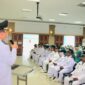 Camat Lubuk Begalung Andi Amir memberi sambutan pada kegiatan pelantikan 6 Ketua TP PKK Kelurahan se-Kecamatan Lubuk Bagalung, di Aula Kantor Camat, Senin (13/5/2024.)