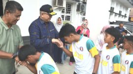 Pj Wali Kota Padang Andree Algamar melepas SSB Taruna Luki U-14 yang akan berlaga di kompetisi LSI Tahun 2024 Seri Nasional. (Foto: Prokopim Padang)