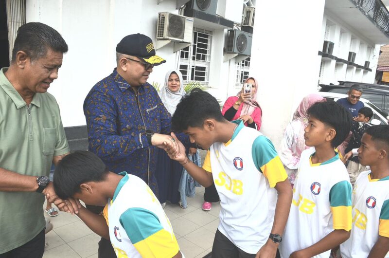 Pj Wali Kota Padang Andree Algamar melepas SSB Taruna Luki U-14 yang akan berlaga di kompetisi LSI Tahun 2024 Seri Nasional. (Foto: Prokopim Padang)