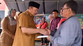 Bupati Andri Warman menyalurkan bantuan di posko tanggap darurat bencana Sungai Pua, Selasa, (4/6/2024). (Foto: AMC)