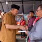 Bupati Andri Warman menyalurkan bantuan di posko tanggap darurat bencana Sungai Pua, Selasa, (4/6/2024). (Foto: AMC)