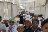 Senyum bahagia jemaah Indonesia meninggalkan Mina untuk kembali ke Makkah setelah menyelesaikan lontar jumrah. (Foto: MCH 2024)