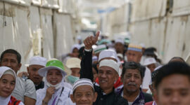 Senyum bahagia jemaah Indonesia meninggalkan Mina untuk kembali ke Makkah setelah menyelesaikan lontar jumrah. (Foto: MCH 2024)